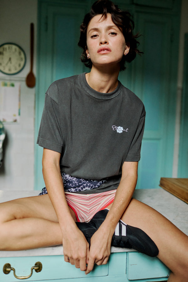 Enavant ENAVANT scarf printed t-shirt in the color Washed Charcoal