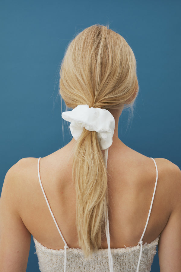 Enavant Lace double scrunchie in the color White