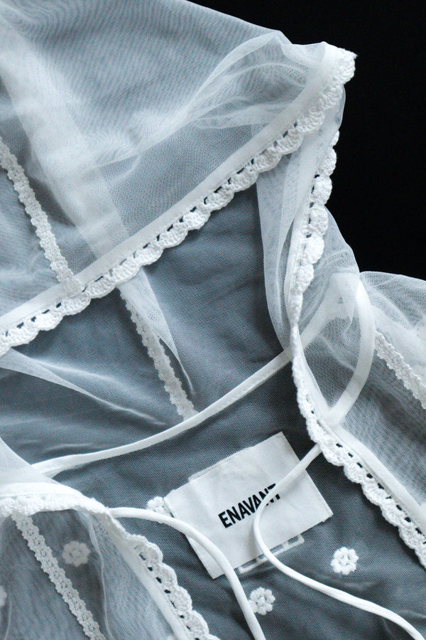Enavant See-through lace hoodie vest in the color White