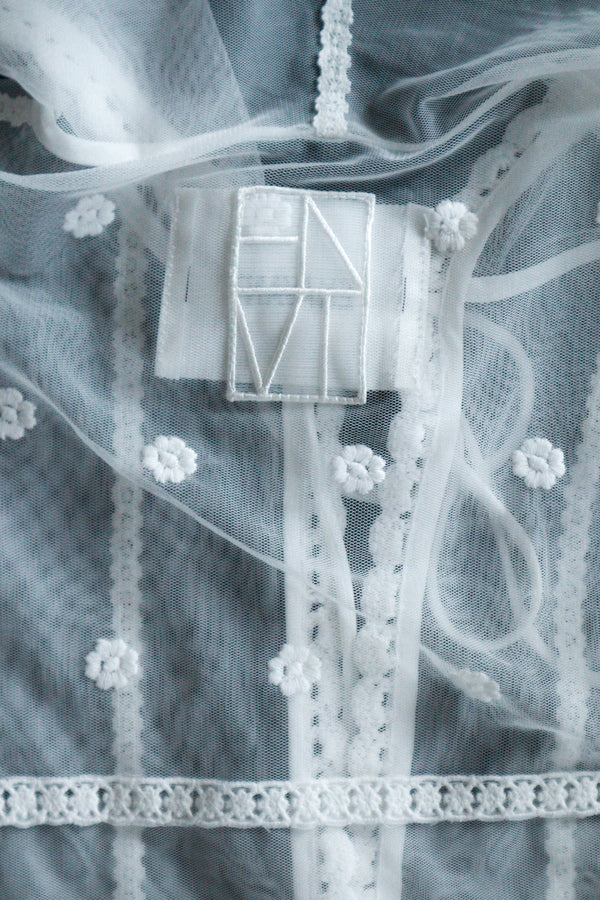 Enavant See-through lace hoodie vest in the color White