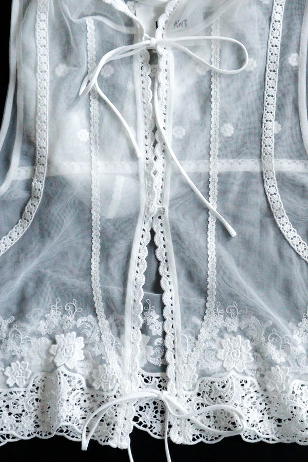 Enavant See-through lace hoodie vest in the color White