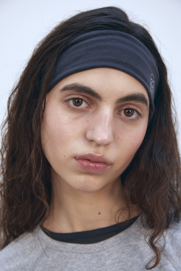 Enavant HEADBAND in the color Charcoal