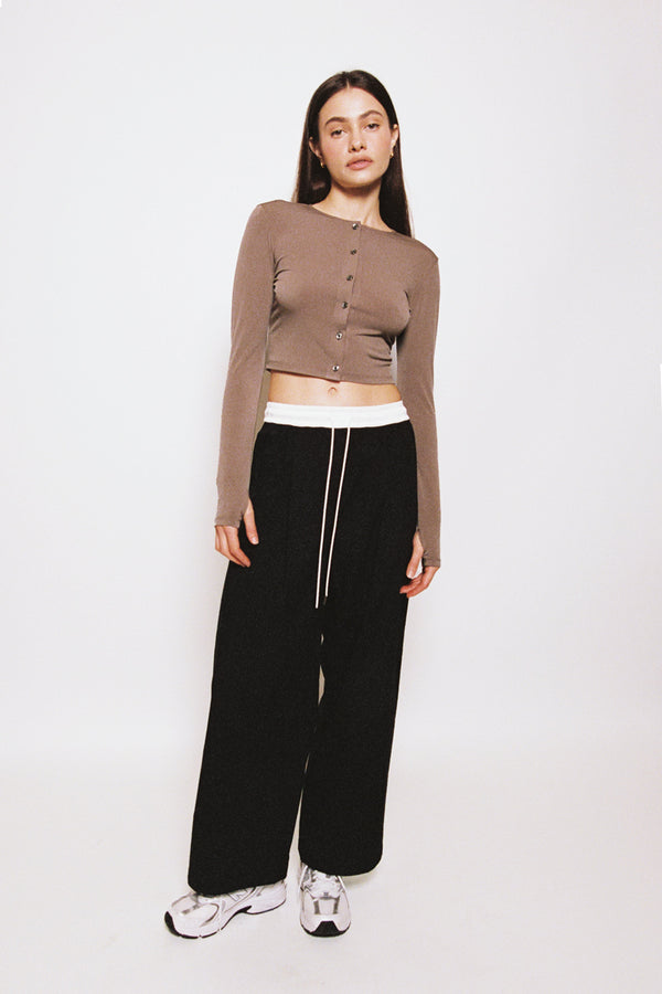 Enavant ALEX WIDE LEG PLEATED PANT in the color Black