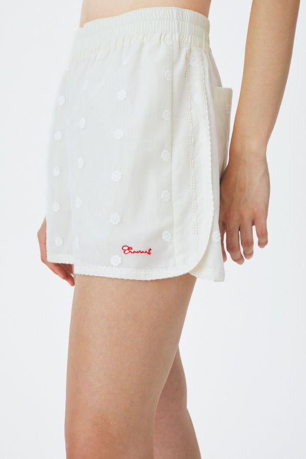 Enavant Lace trim track short in the color Cream