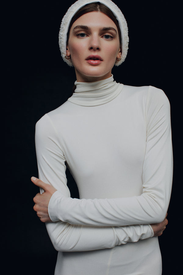 Enavant LONG SLEEVE HIGH-NECK BODYSUIT in the color Ivory