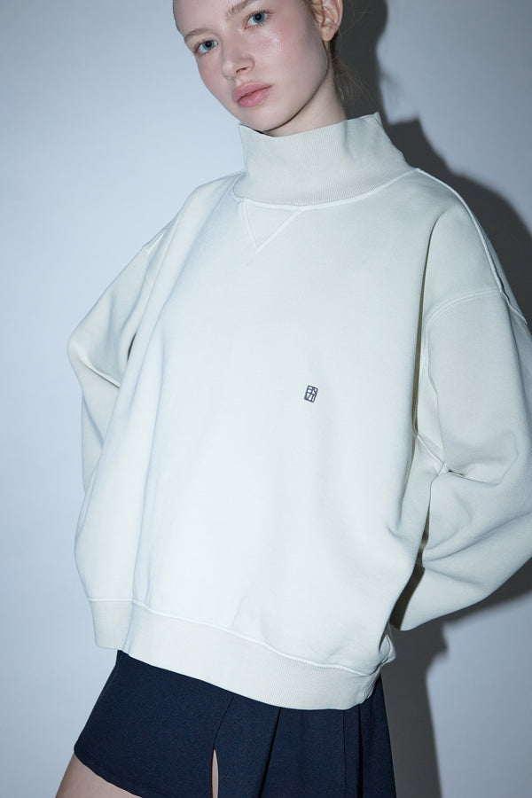 Enavant OVERSIZED HIGH-NECK SWEATSHIRT in the color Cream