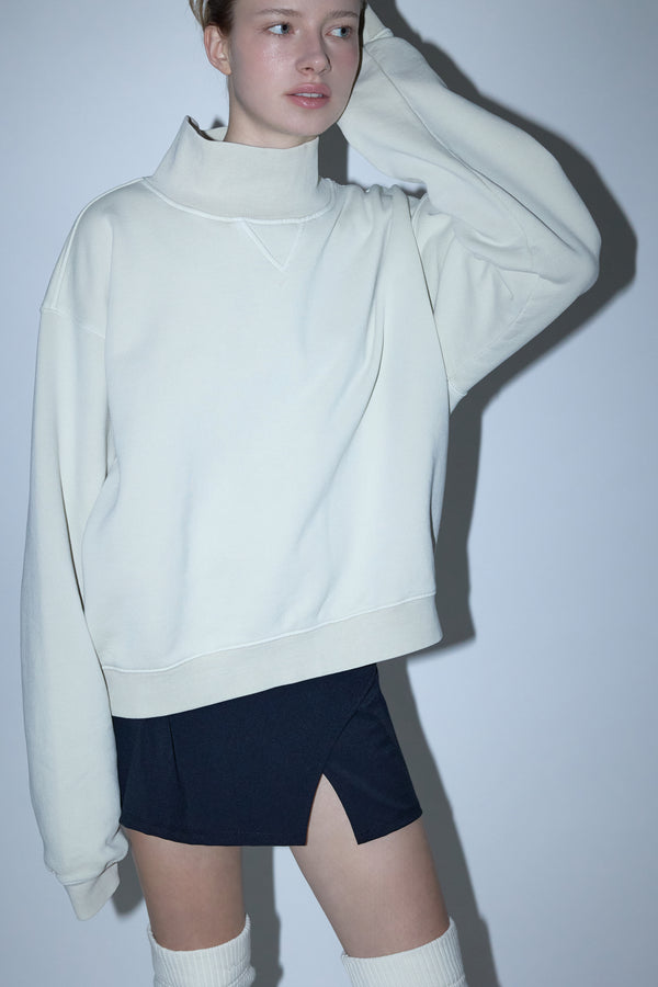 Enavant OVERSIZED HIGH-NECK SWEATSHIRT in the color Cream