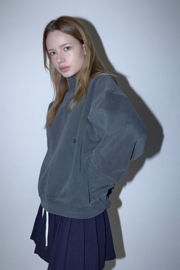 Enavant OVERSIZED HIGH-NECK SWEATSHIRT in the color Charcoal Navy