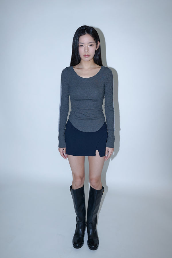 Enavant SCOOP-NECK SIDE TRIM TOP in the color Charcoal