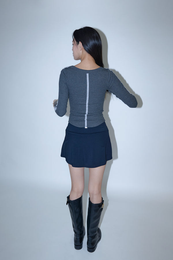 Enavant SCOOP-NECK SIDE TRIM TOP in the color Charcoal