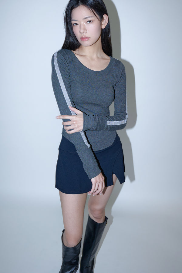 Enavant SCOOP-NECK SIDE TRIM TOP in the color Charcoal