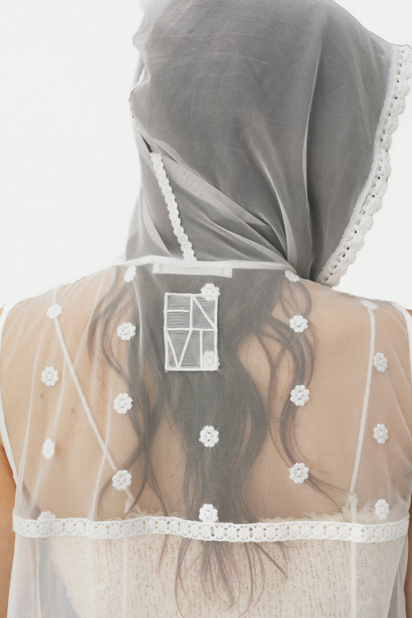 Enavant See-through lace hoodie vest in the color White