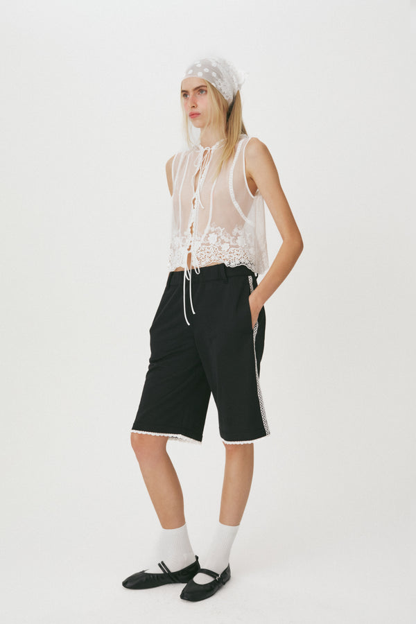 Enavant See-through lace hoodie vest in the color White
