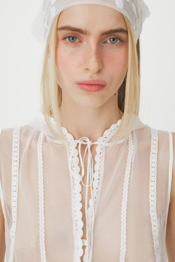 Enavant See-through lace hoodie vest in the color White