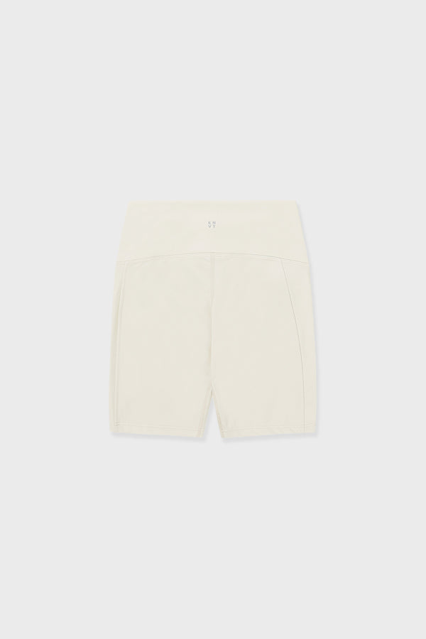 Enavant LANA BIKER SHORT 2.0 in the color White Sand